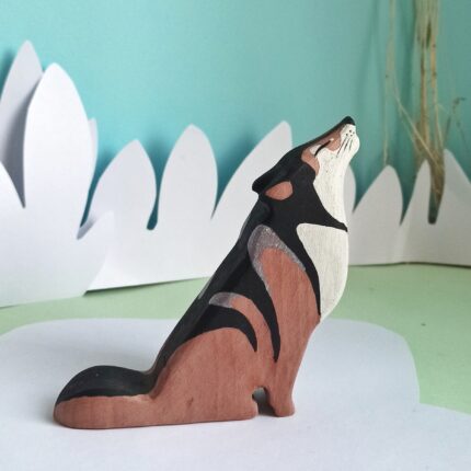 Lobo Luna – Figura de Madera en Blanco, Negro y Plateado