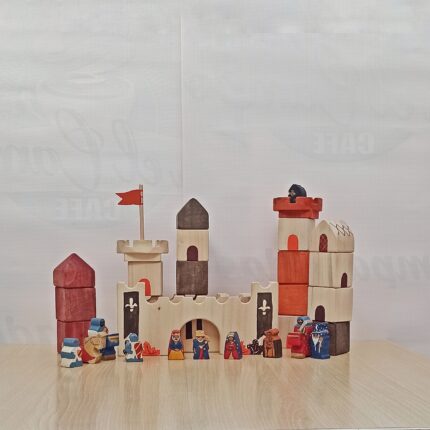 Castillo de de madera con bloques y personajes
