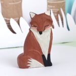 Figura de zorrito tallado y pintado a mano con acabado de cera de abeja